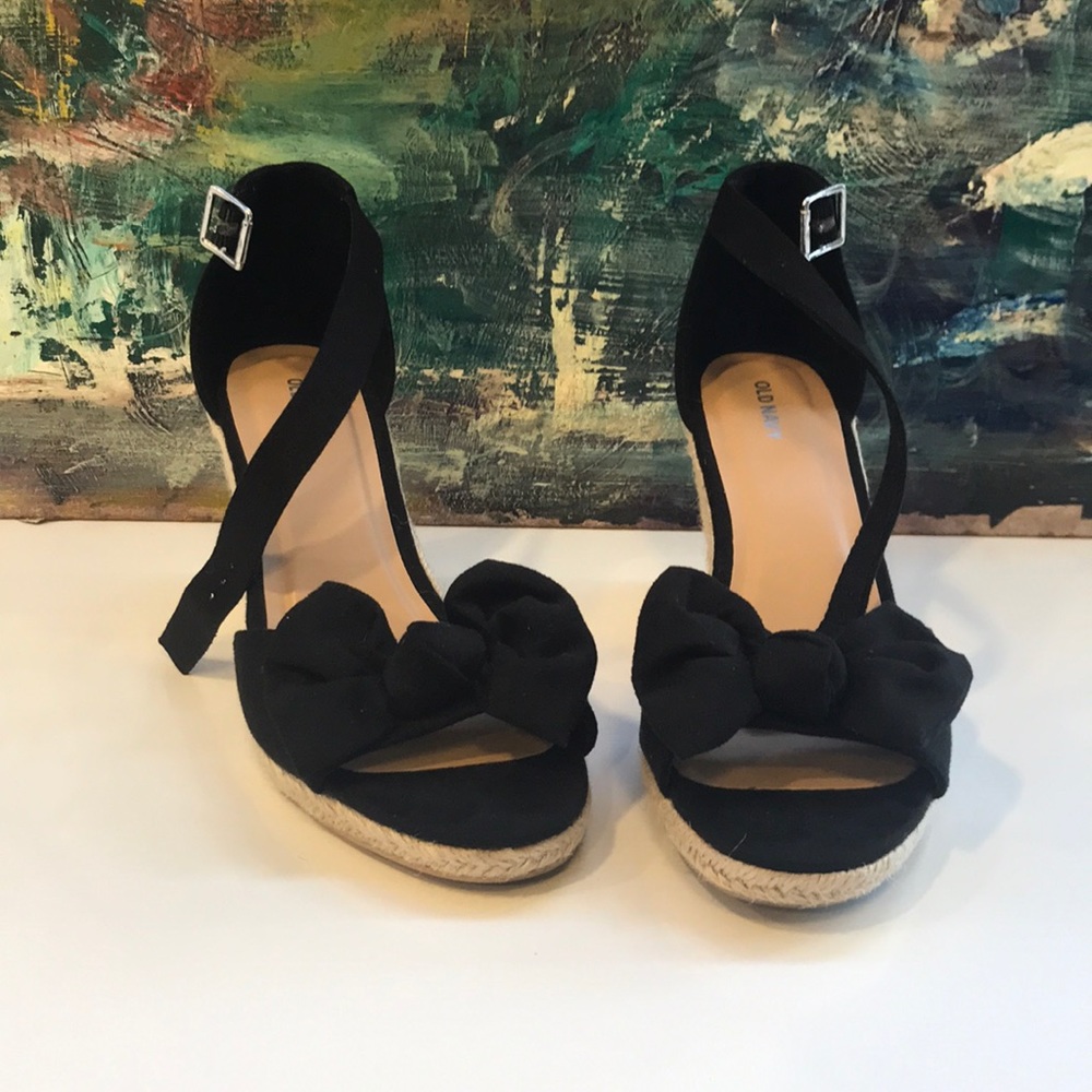 Black bow wedges